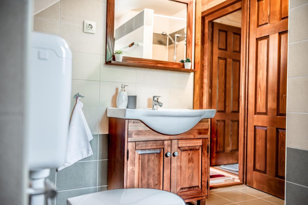 Central Chalet Varsag Екстериор снимка
